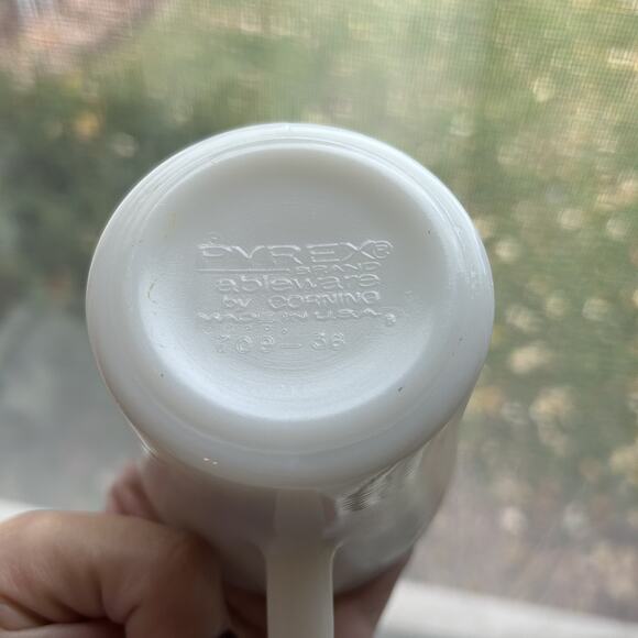 Vintage Pyrex Milk Glass Butterfly Gold D-Handle Coffee Tea Mugs Cups Set of 4 - Picture 5 of 8